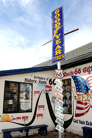 Seligman, AZ - Snowcap Drive-In Signs