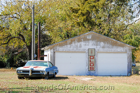 Elk City, KS - Garage & Oldsmobile