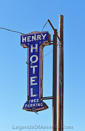 MinneolaTXHenryHotelSign