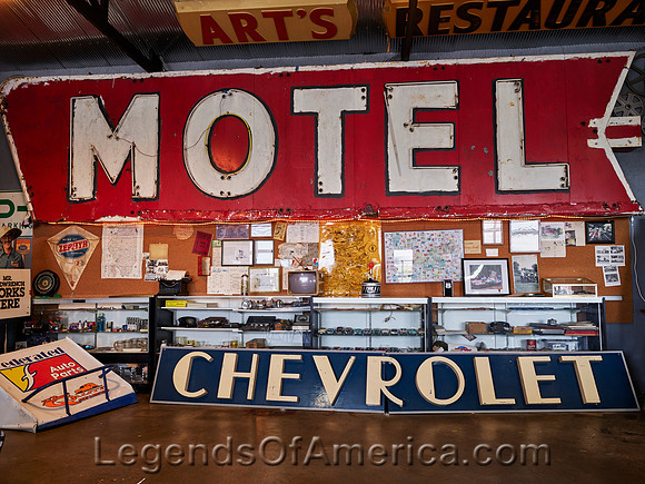 SpringfieldILRoute66MotorheadsBarGrilluseumMotelSignCarolHighsmit2019