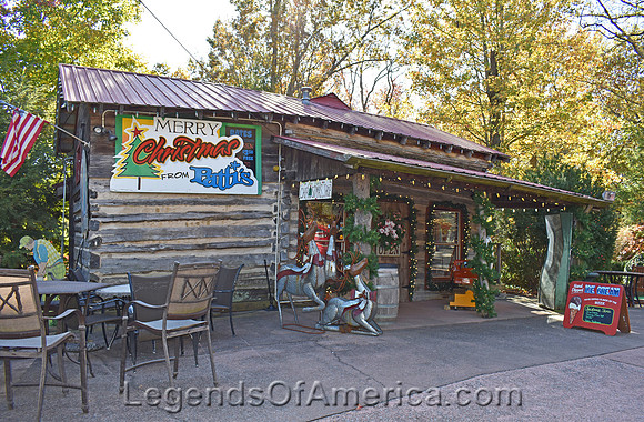 Grand Rivers, KY - Patti's  Settlement Christmas Store