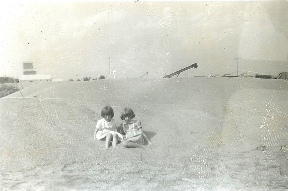 Lorene & Wanda Foster in Pringle Wheat, about 1946