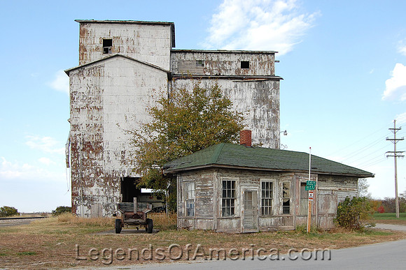 Cayuga, IL - Building
