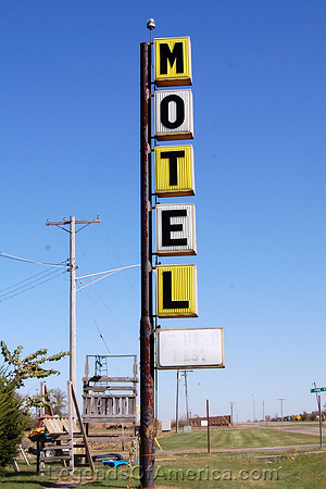 Broadwell, IL - Pig Hip Motel Sign