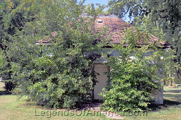 Narka, KS - Overgrown House