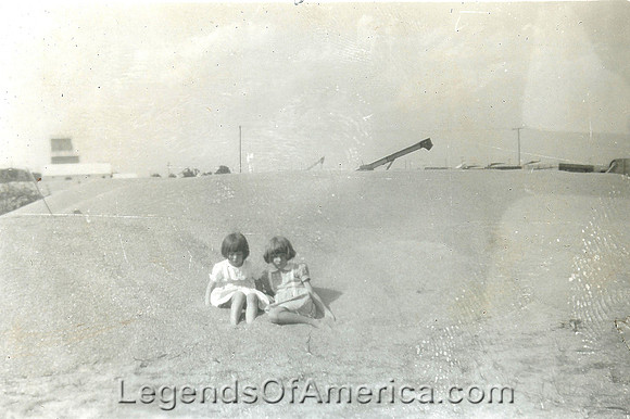 Lorene & Wanda Foster in Pringle Wheat, about 1946