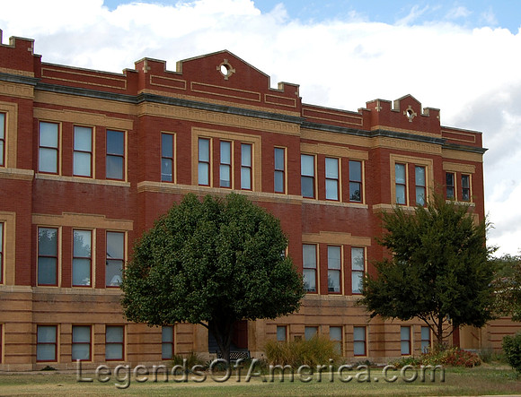 Garden City, KS - Sabine House Apartments-Old Highschool - 2