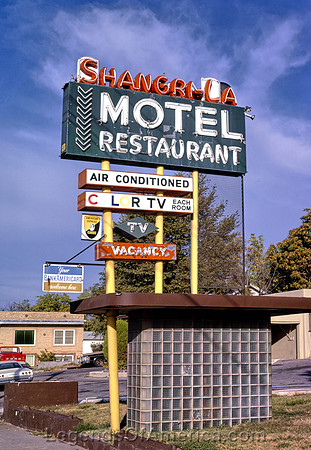 DodgeCityShangri-La Motel signJohnMargolies1979