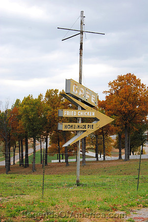 Lebanon, MO - Cafe Fried Chicken Sign