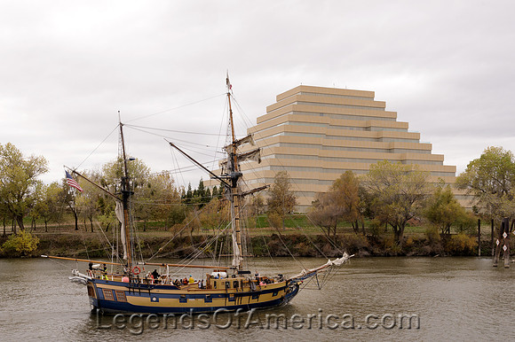BoatZigguratBldgSacramentoCarolhighsmith2012