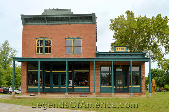 Treloar, MO - Store & Bank