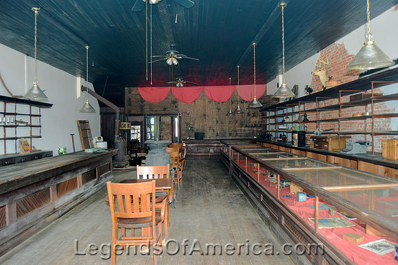 Treloar, MO - Store Interior