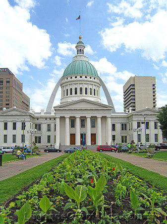 St. Louis, MO - Kiener Plaza Arch and Old Courthouse