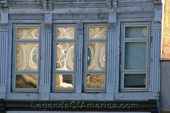 Carthage, MO -  Blue Windows