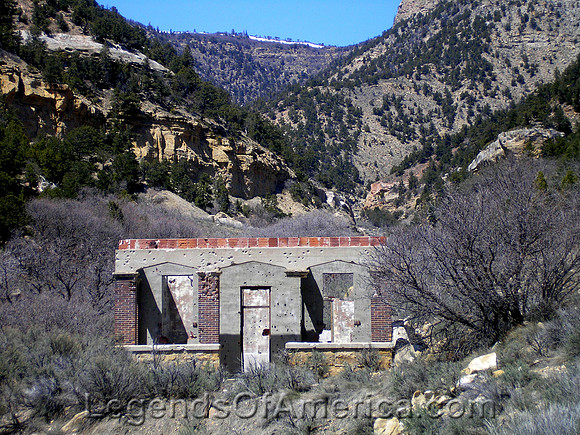 Standardville, UT - Building
