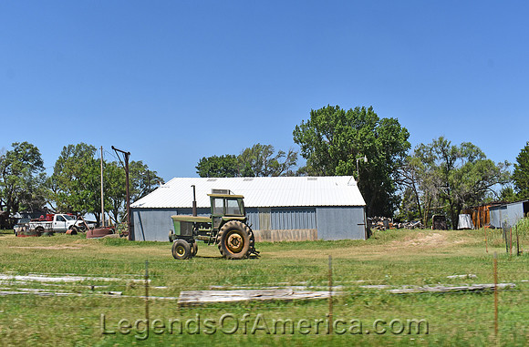 Gueda Springs, KS - Tractor & Barn