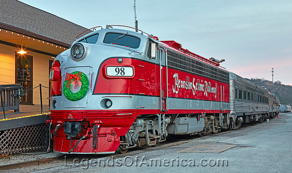 BransonMOScenic-train locomotiveCarolHighsmith2020
