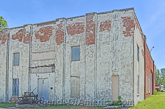 La Harpe, KS - Large Buildinng