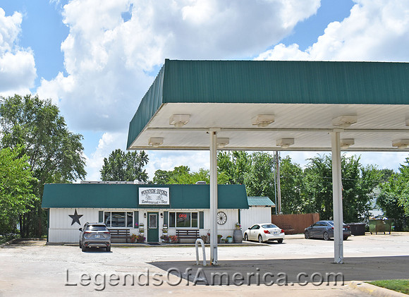Baldwin City, KS - Restaurant-Bar