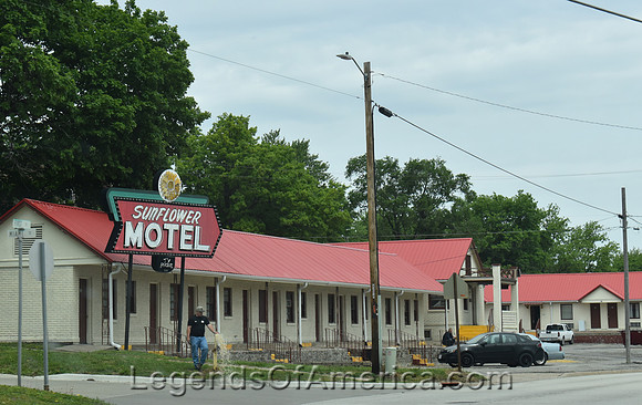 Hiawatha, KS - Sunflower Motel