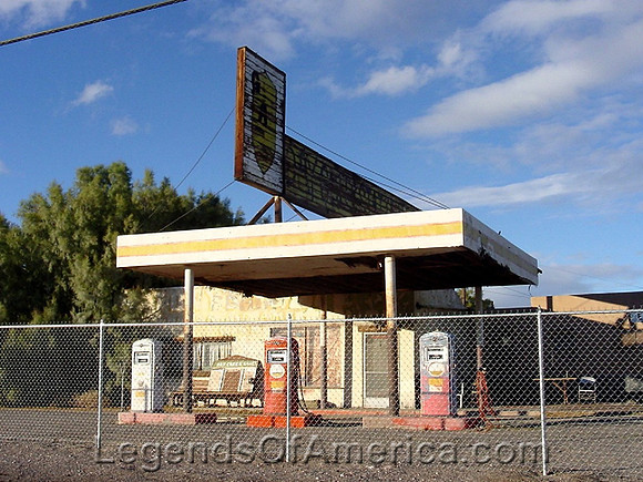 Newberry Springs, CA - Whiting Brothers Station